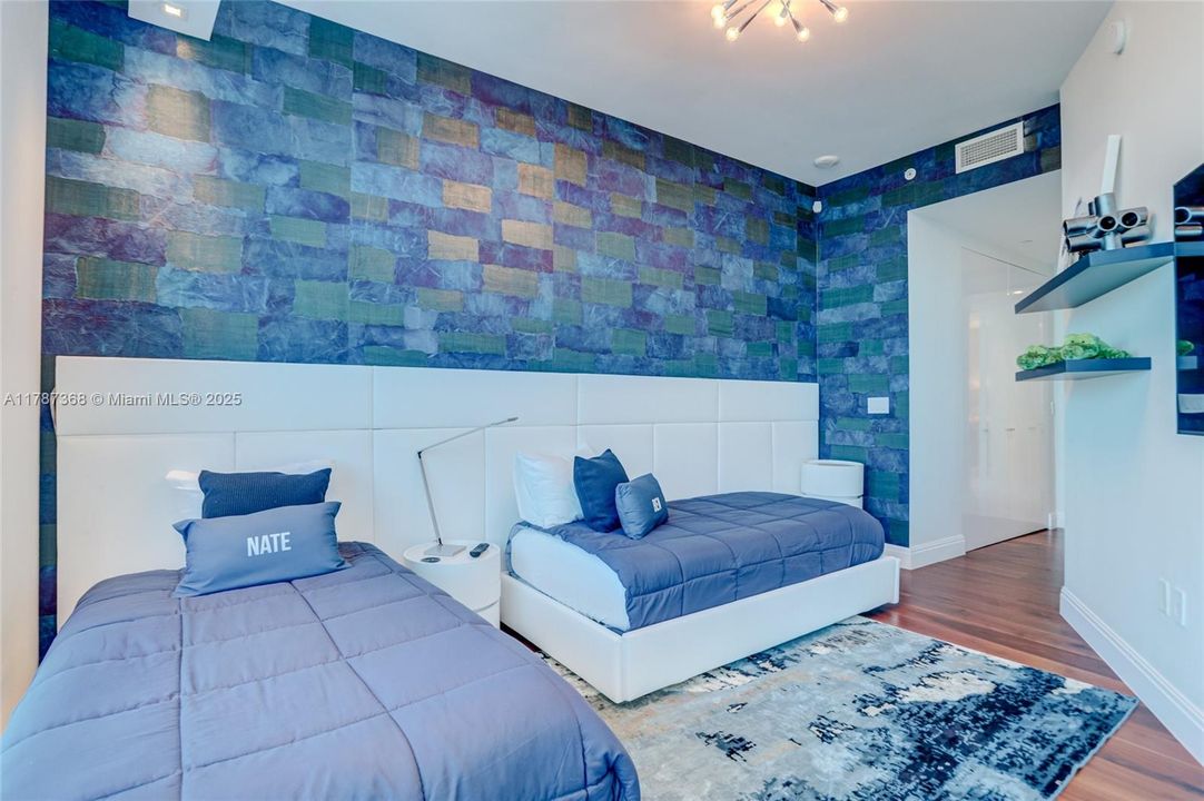 For Sale: $2,399,000 (3 beds, 3 baths, 2419 Square Feet)