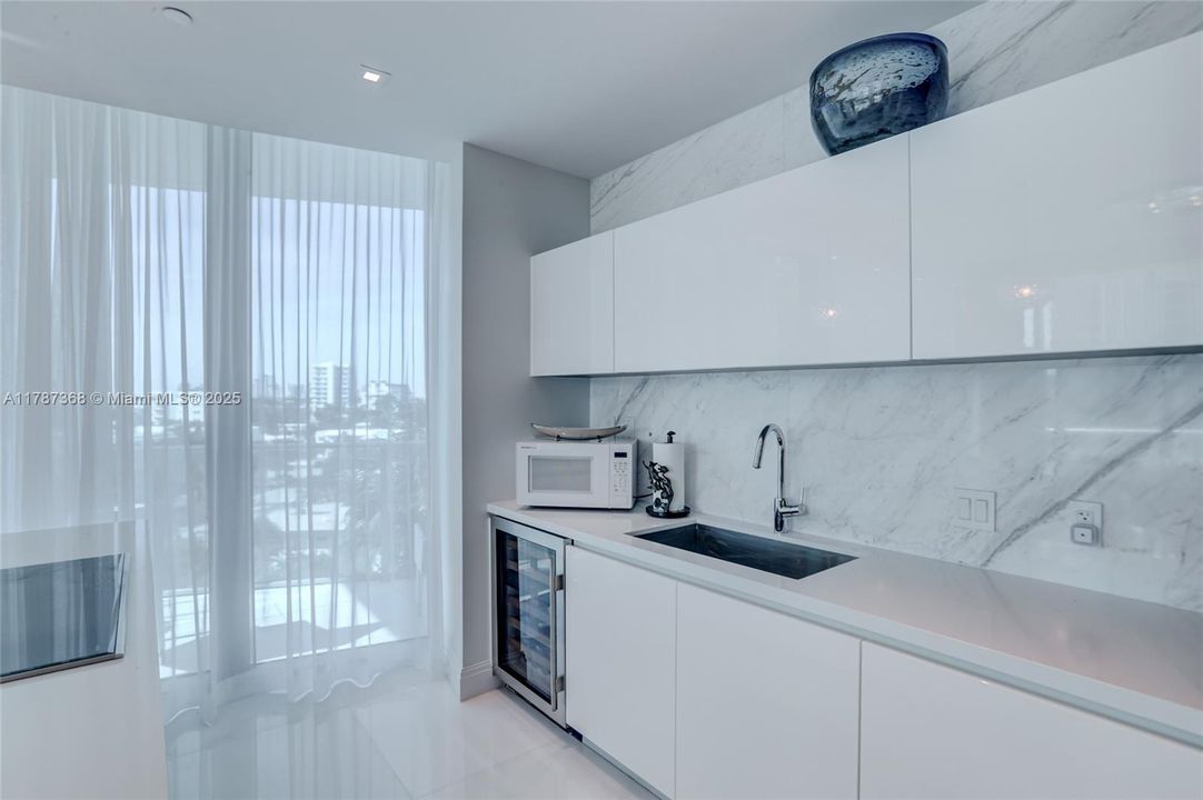 For Sale: $2,399,000 (3 beds, 3 baths, 2419 Square Feet)