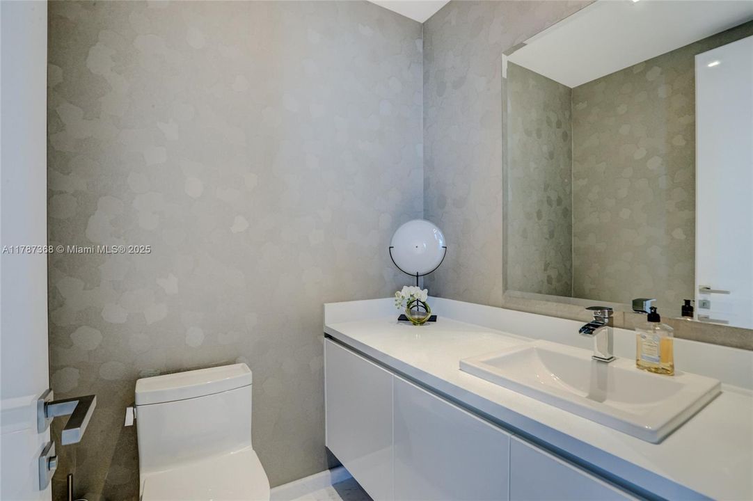 For Sale: $2,399,000 (3 beds, 3 baths, 2419 Square Feet)