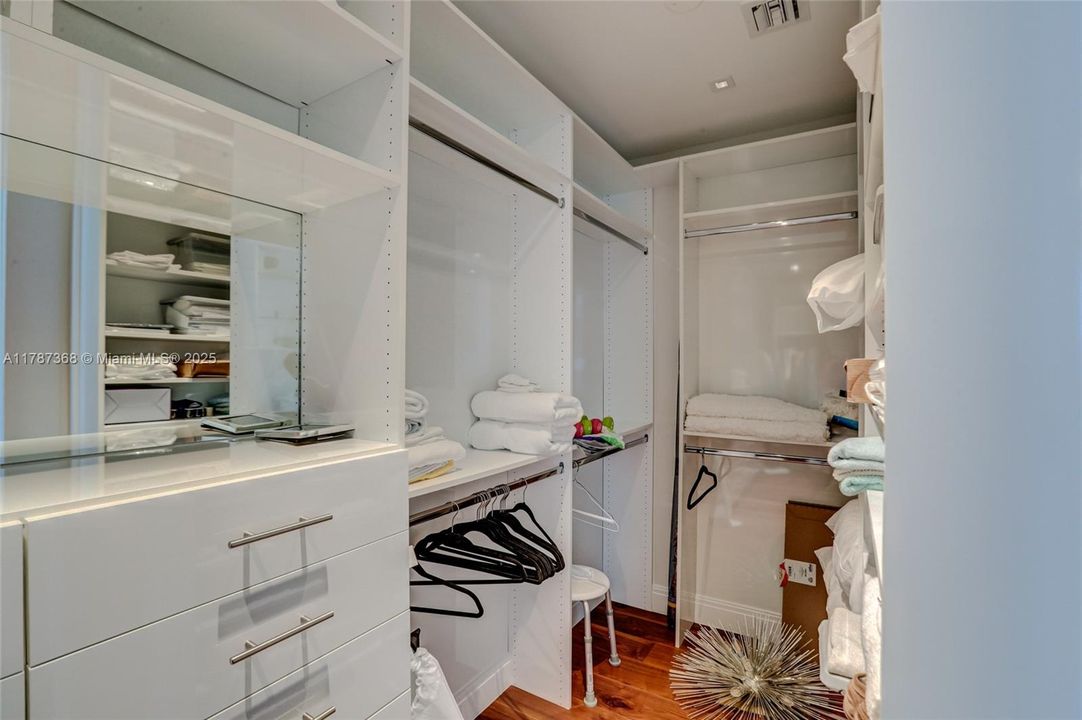 For Sale: $2,399,000 (3 beds, 3 baths, 2419 Square Feet)