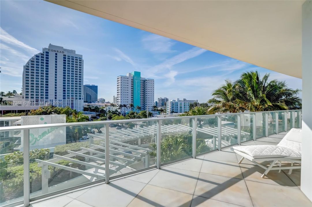 For Sale: $2,399,000 (3 beds, 3 baths, 2419 Square Feet)