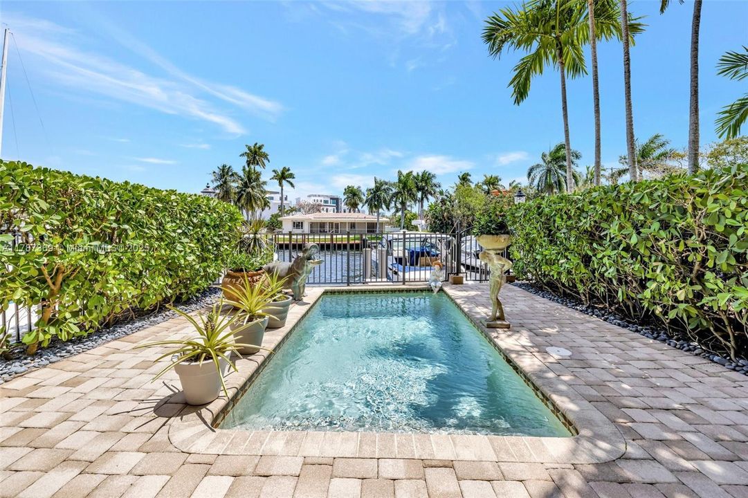 Recently Sold: $1,870,000 (4 beds, 2 baths, 4041 Square Feet)