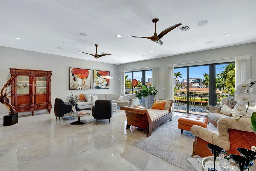 Recently Sold: $1,870,000 (4 beds, 2 baths, 4041 Square Feet)