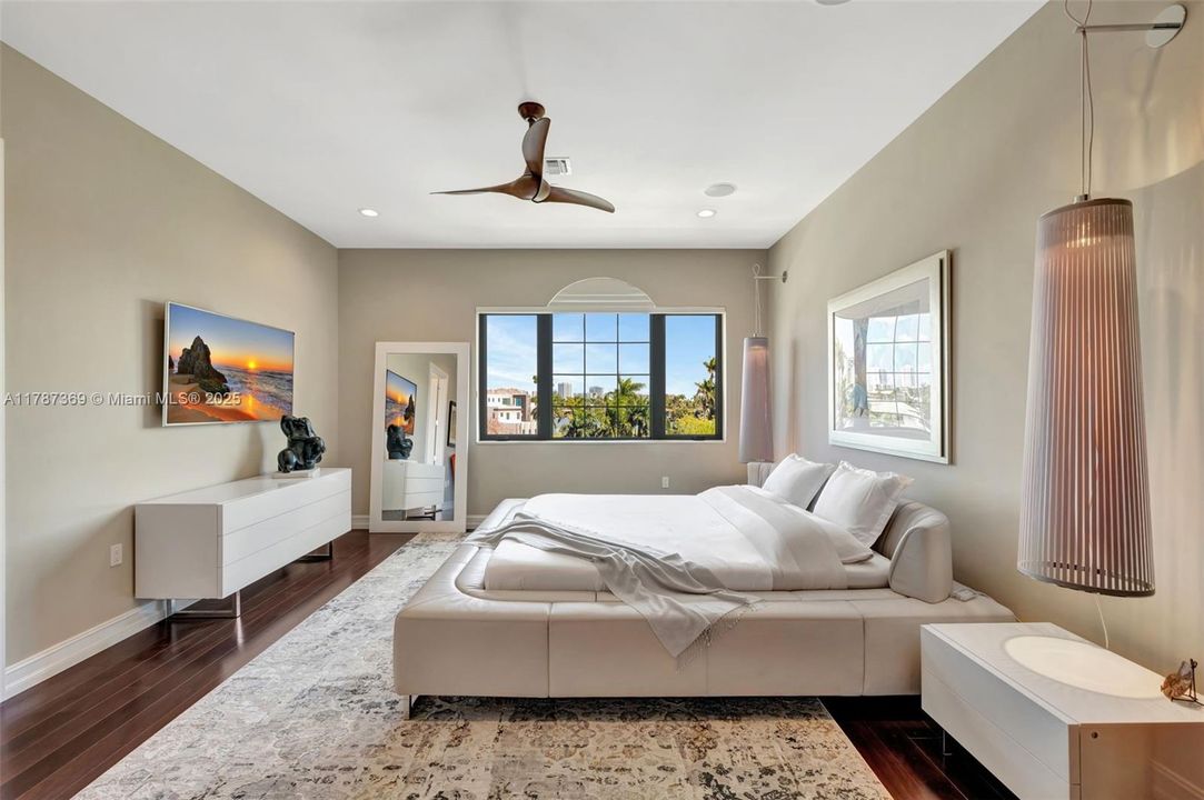 Recently Sold: $1,870,000 (4 beds, 2 baths, 4041 Square Feet)