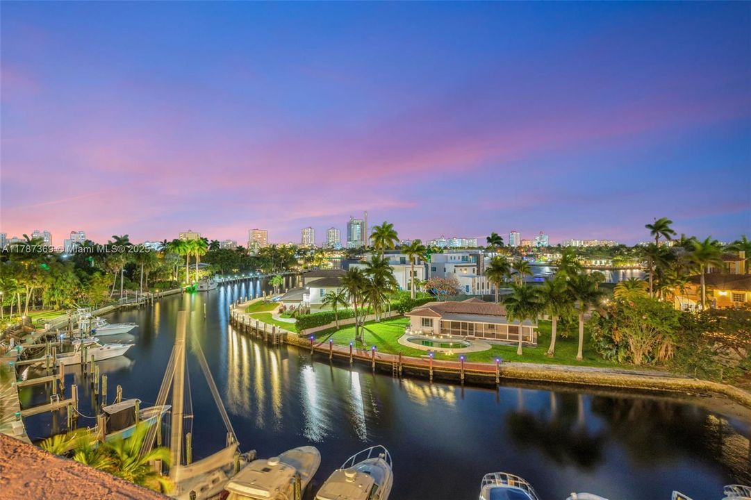 Recently Sold: $1,870,000 (4 beds, 2 baths, 4041 Square Feet)