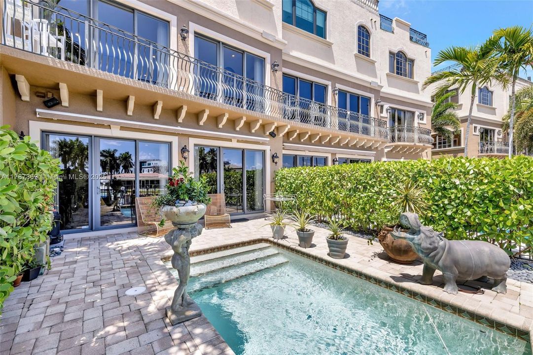 Recently Sold: $1,870,000 (4 beds, 2 baths, 4041 Square Feet)