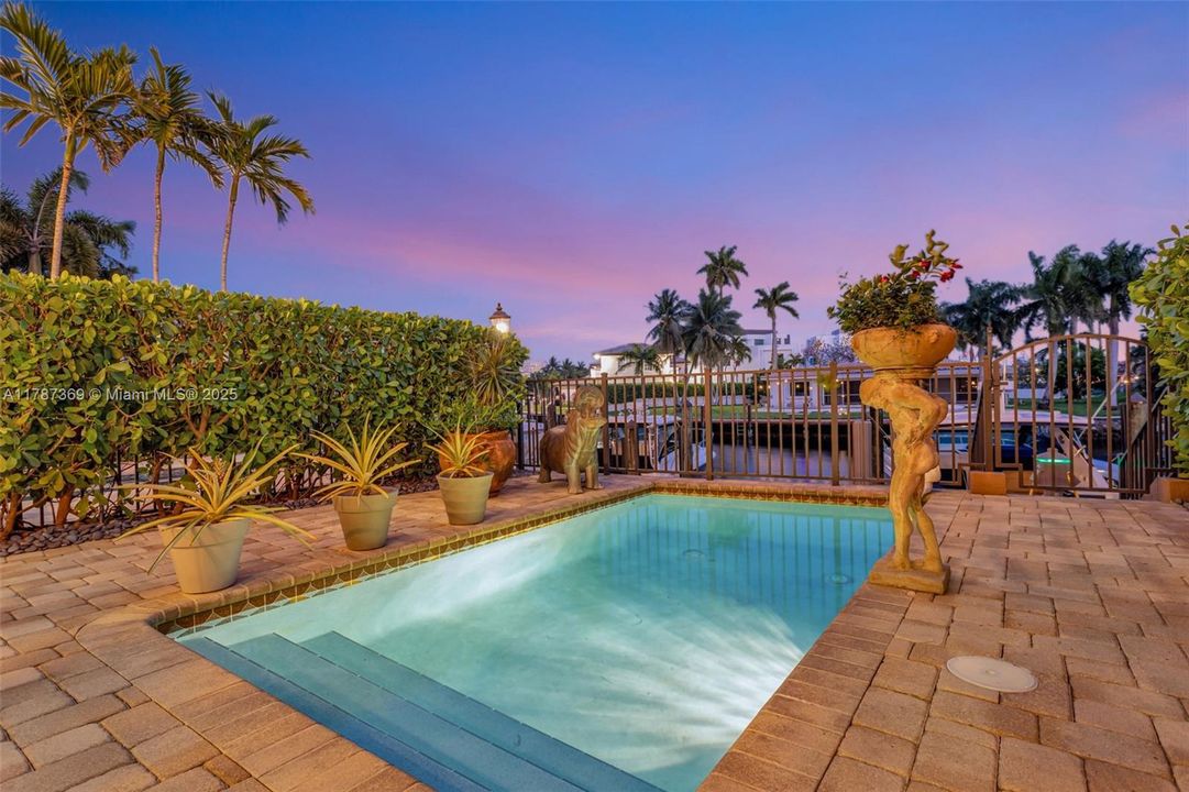 Recently Sold: $1,870,000 (4 beds, 2 baths, 4041 Square Feet)