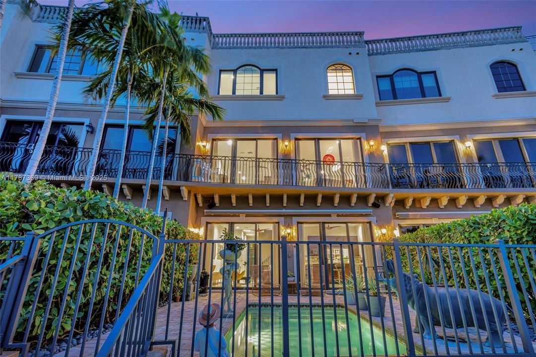 Recently Sold: $1,870,000 (4 beds, 2 baths, 4041 Square Feet)