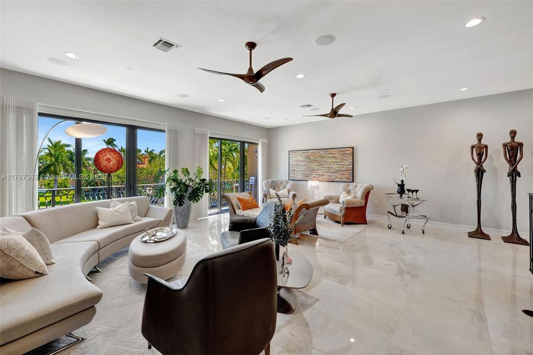 Recently Sold: $1,870,000 (4 beds, 2 baths, 4041 Square Feet)
