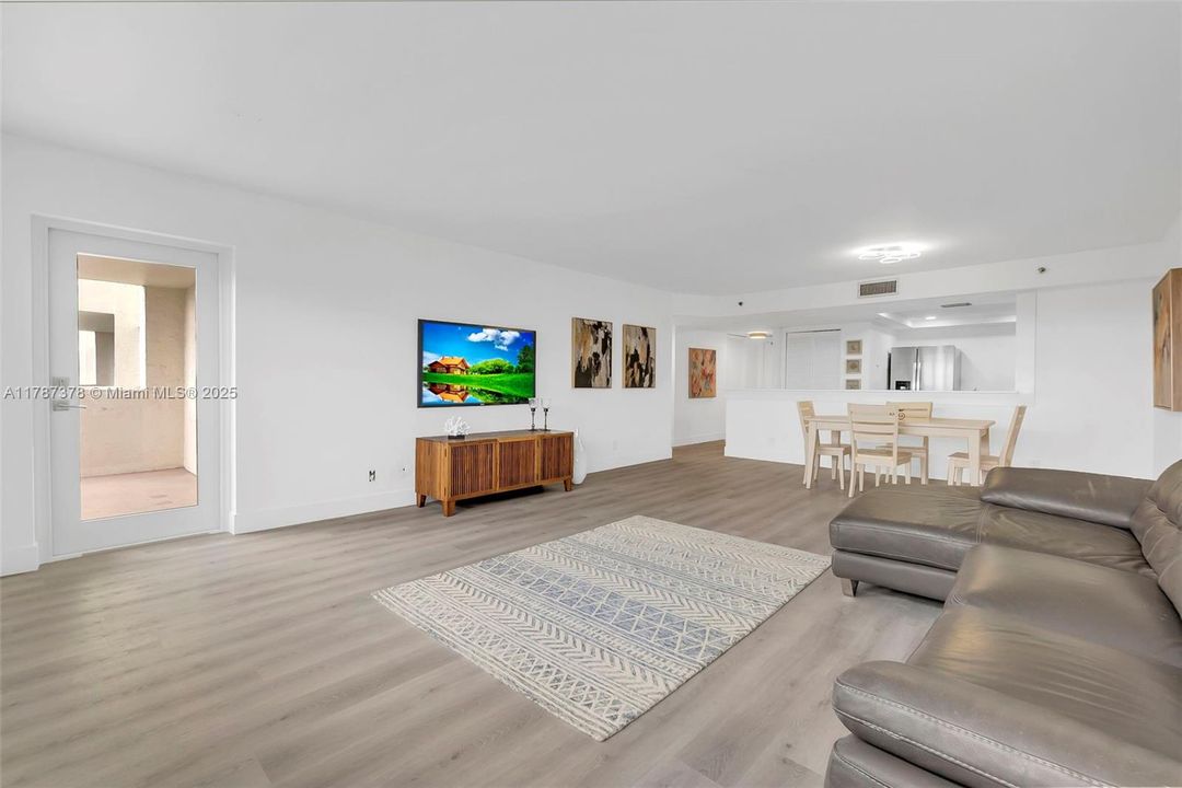 For Sale: $314,900 (1 beds, 1 baths, 1005 Square Feet)