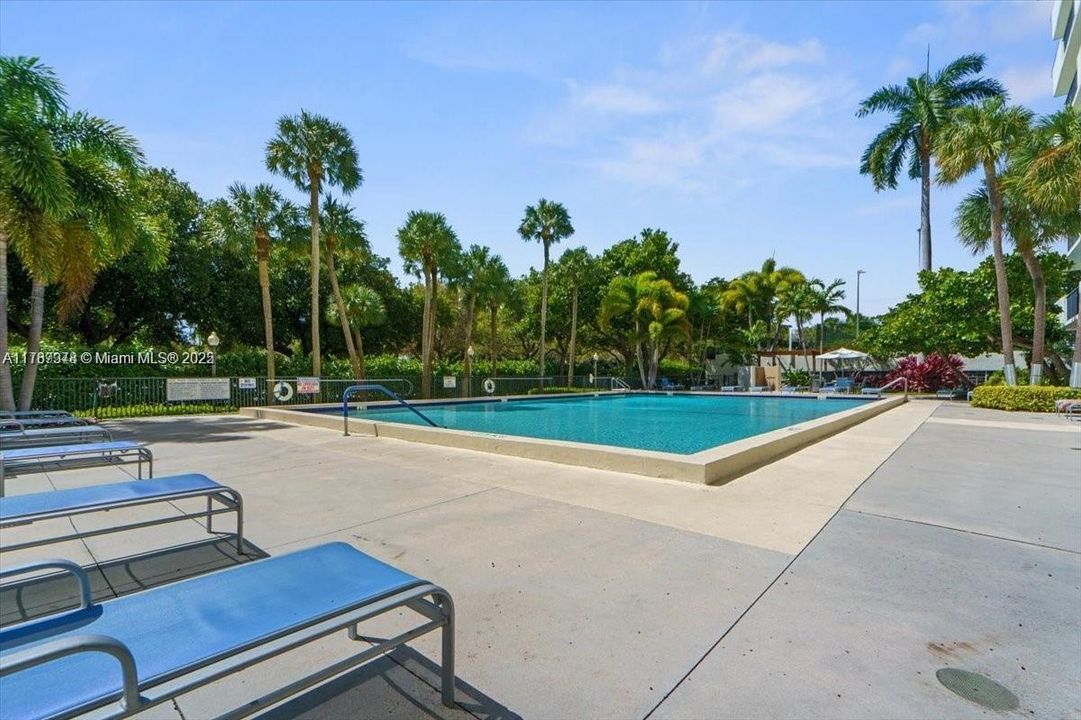 For Sale: $314,900 (1 beds, 1 baths, 1005 Square Feet)