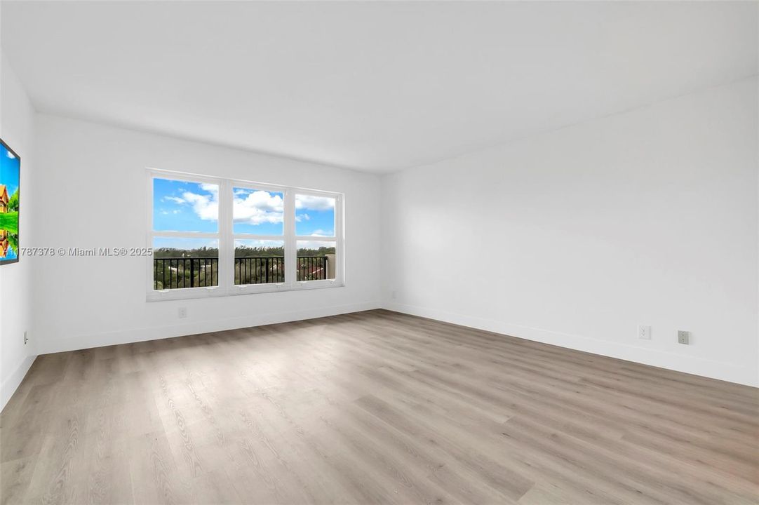 For Sale: $314,900 (1 beds, 1 baths, 1005 Square Feet)