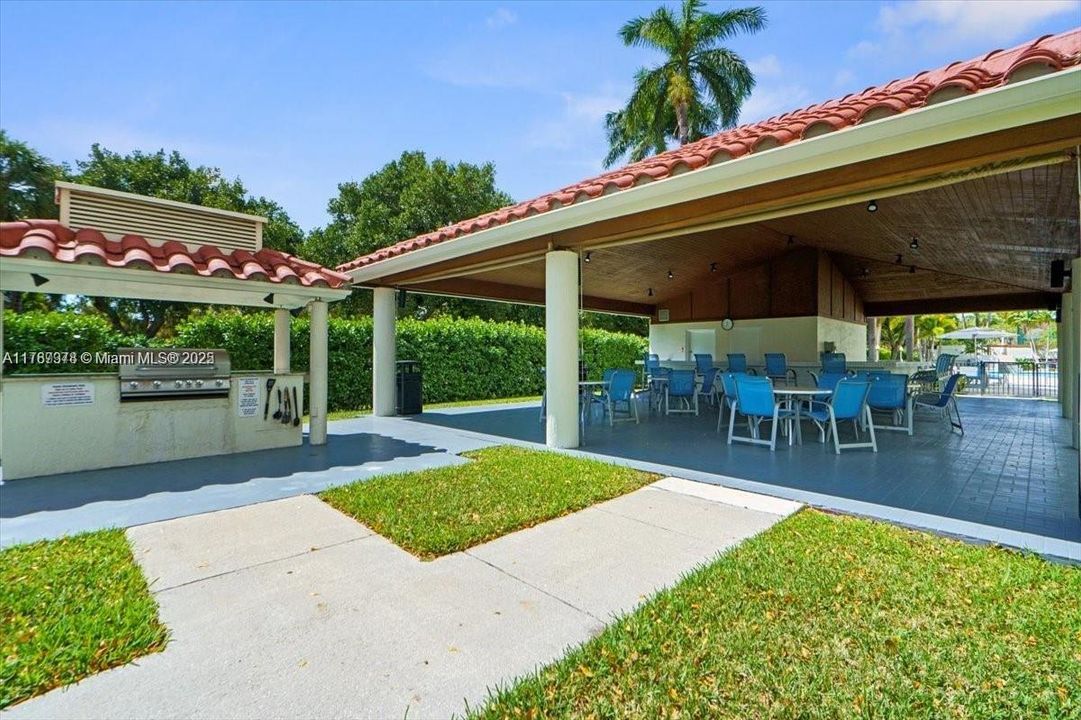 For Sale: $314,900 (1 beds, 1 baths, 1005 Square Feet)