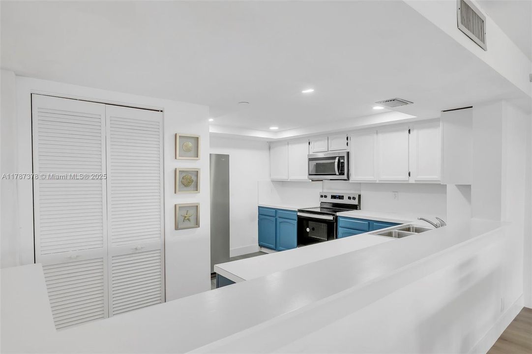 For Sale: $314,900 (1 beds, 1 baths, 1005 Square Feet)