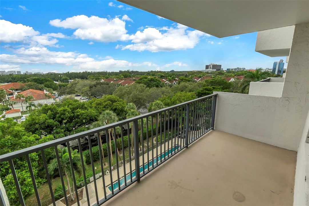 For Sale: $314,900 (1 beds, 1 baths, 1005 Square Feet)