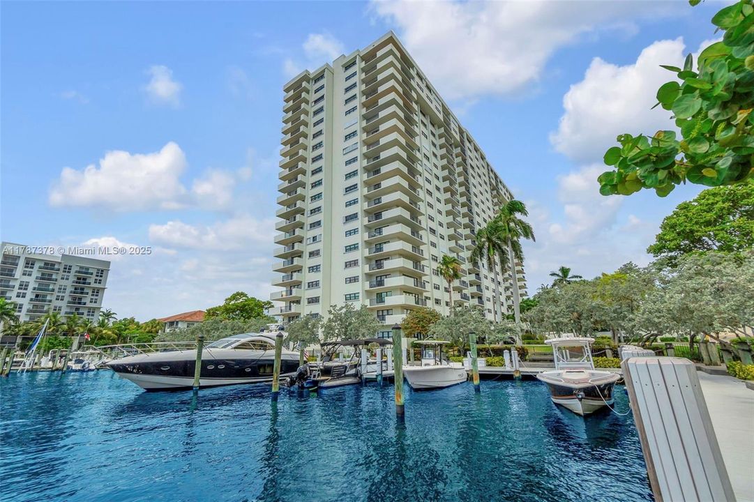 For Sale: $314,900 (1 beds, 1 baths, 1005 Square Feet)