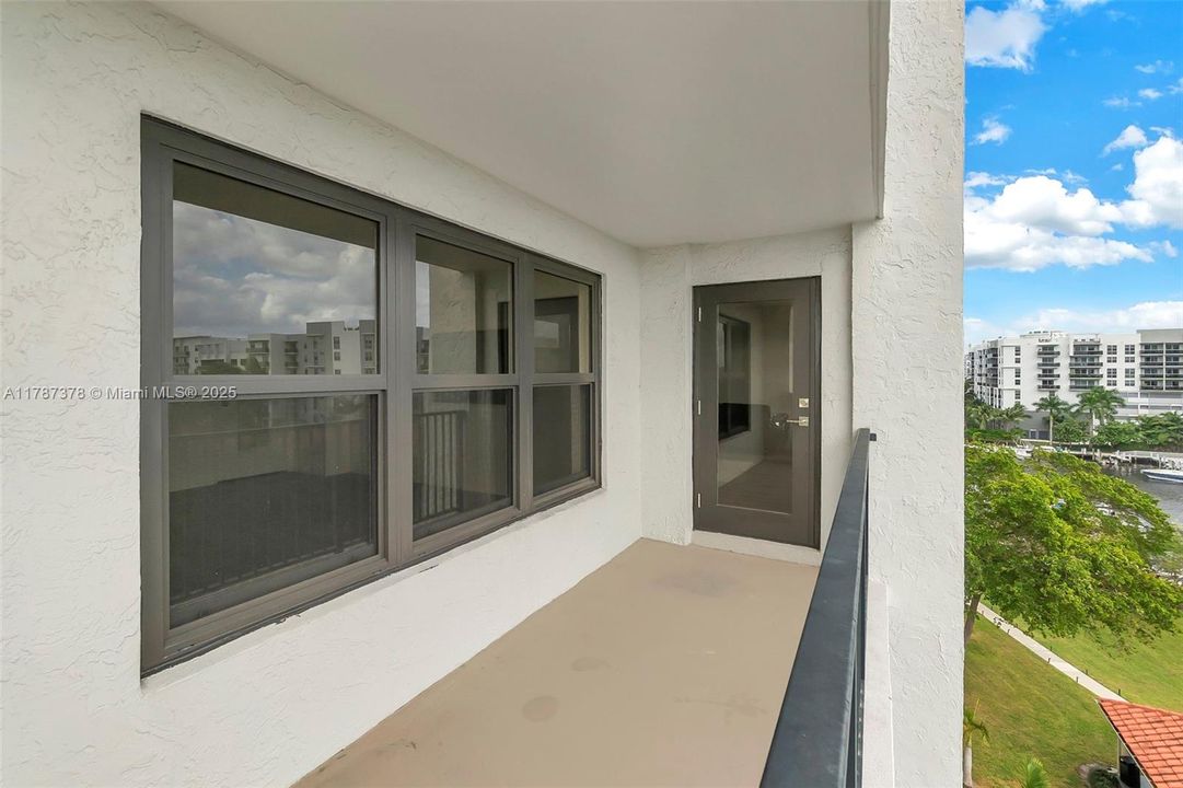 For Sale: $314,900 (1 beds, 1 baths, 1005 Square Feet)