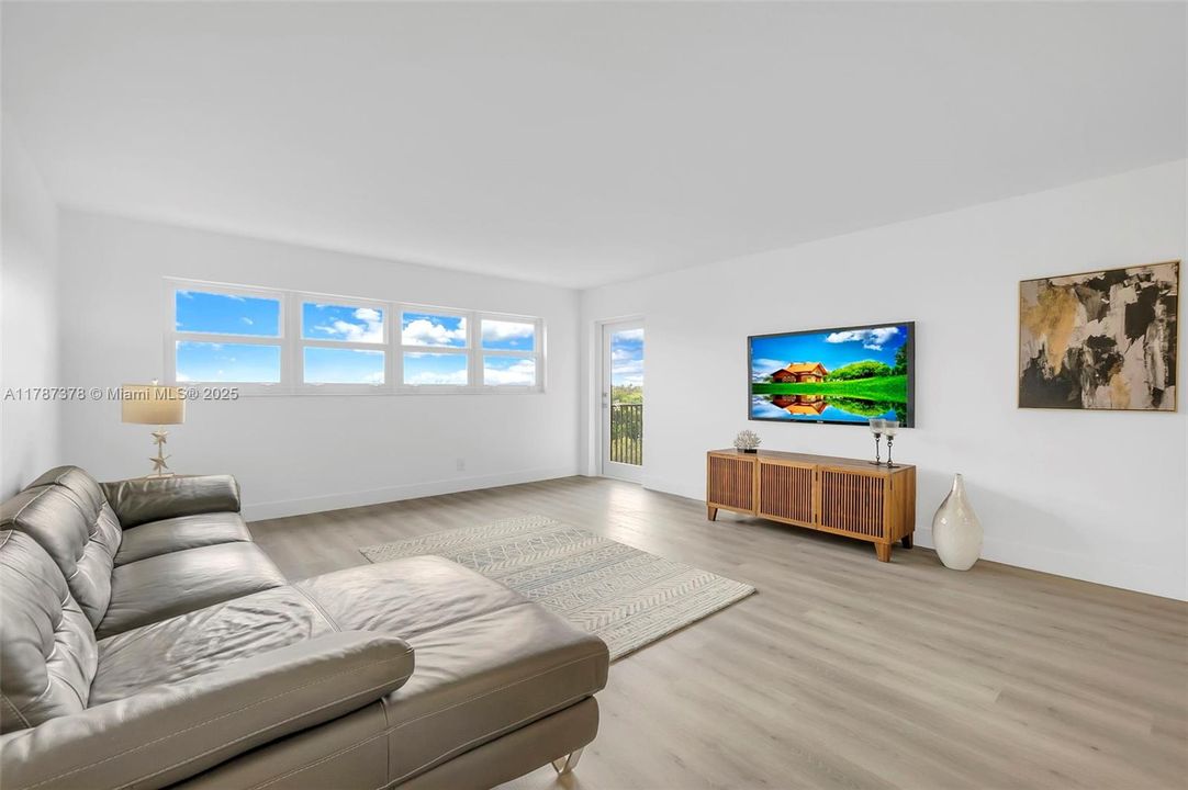 For Sale: $314,900 (1 beds, 1 baths, 1005 Square Feet)