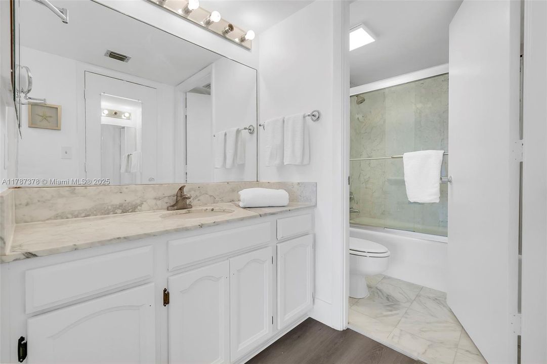 For Sale: $314,900 (1 beds, 1 baths, 1005 Square Feet)