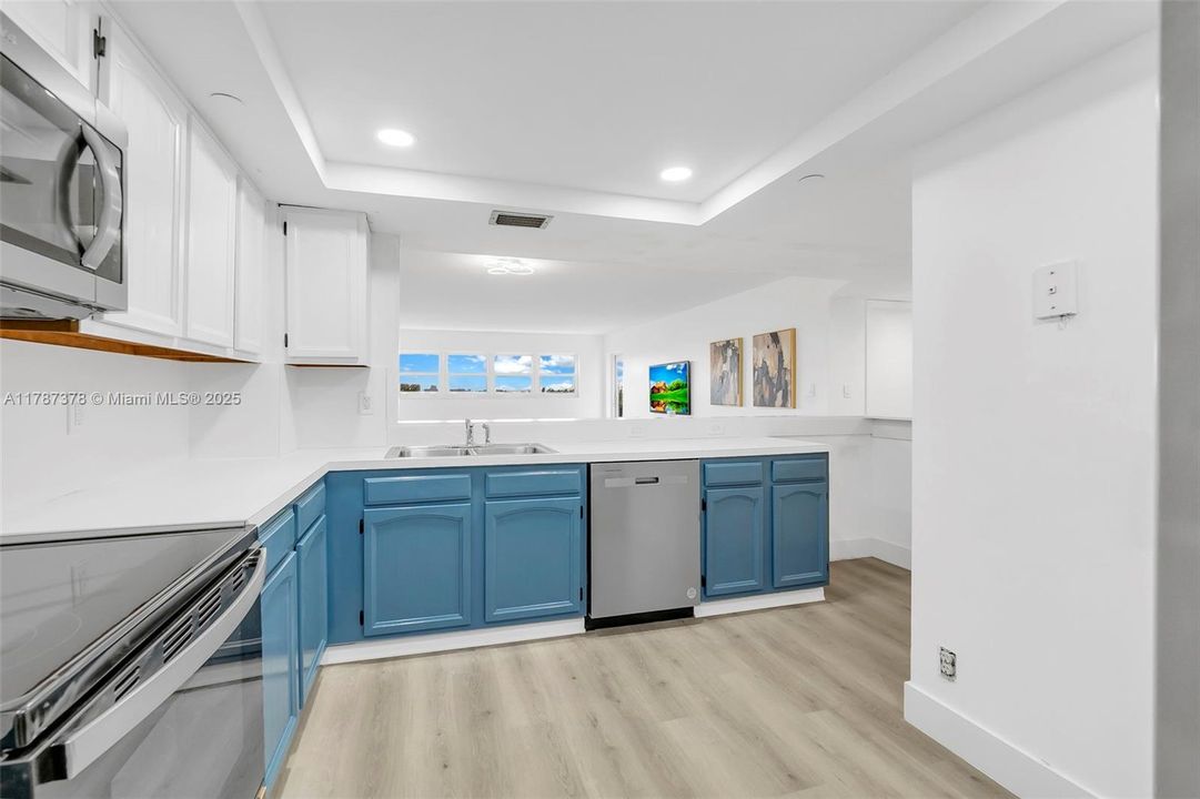 For Sale: $314,900 (1 beds, 1 baths, 1005 Square Feet)