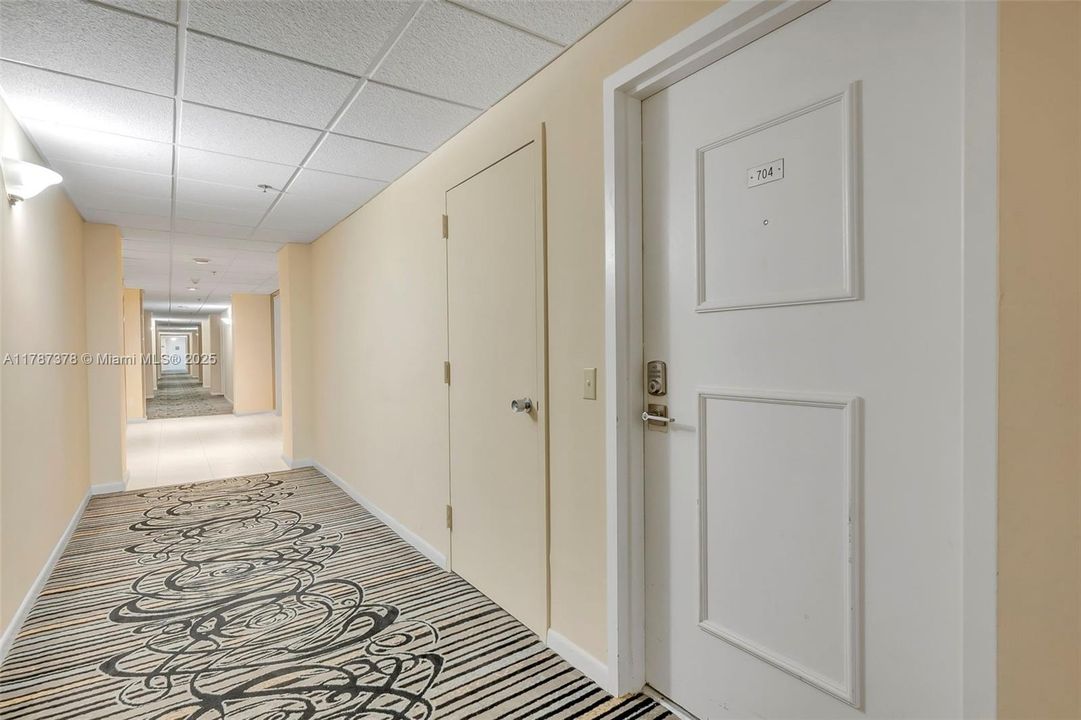 For Sale: $314,900 (1 beds, 1 baths, 1005 Square Feet)
