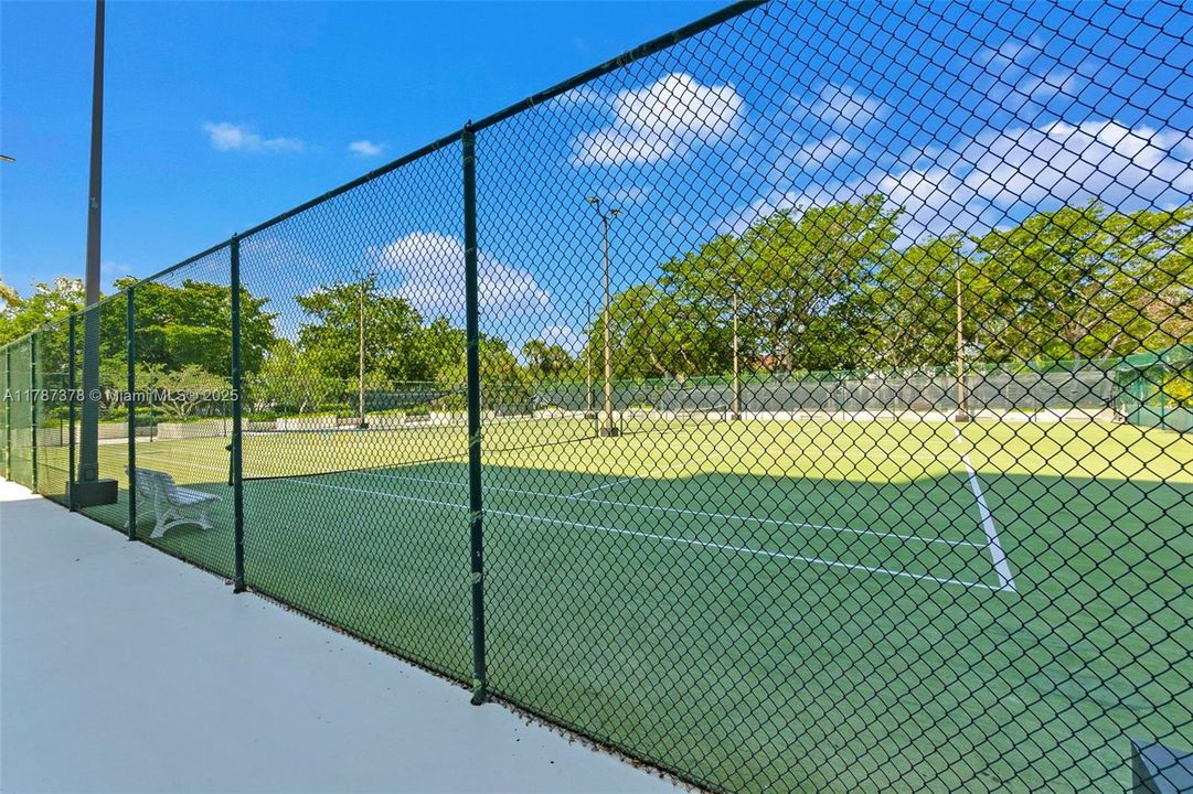 For Sale: $314,900 (1 beds, 1 baths, 1005 Square Feet)