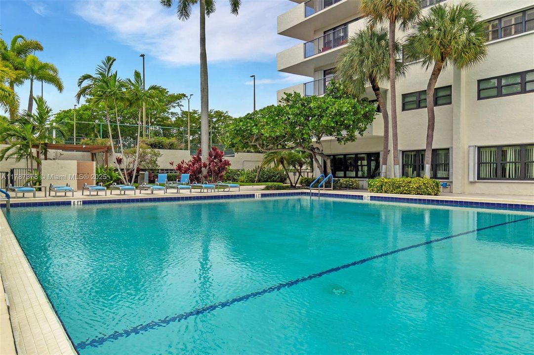 For Sale: $314,900 (1 beds, 1 baths, 1005 Square Feet)