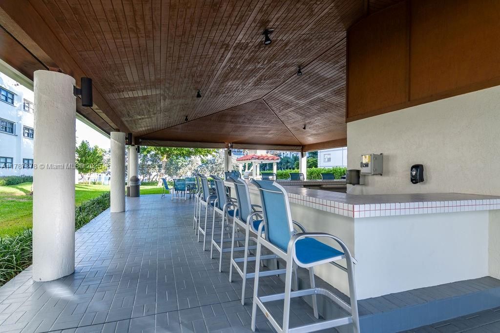 For Sale: $314,900 (1 beds, 1 baths, 1005 Square Feet)