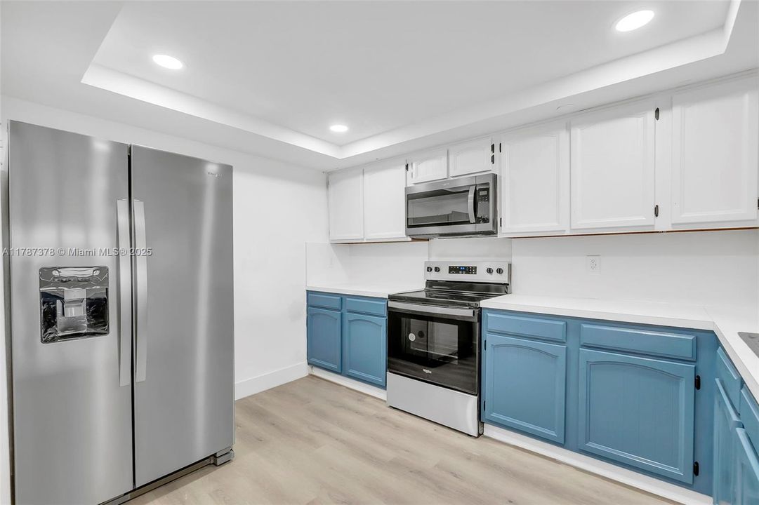 For Sale: $314,900 (1 beds, 1 baths, 1005 Square Feet)
