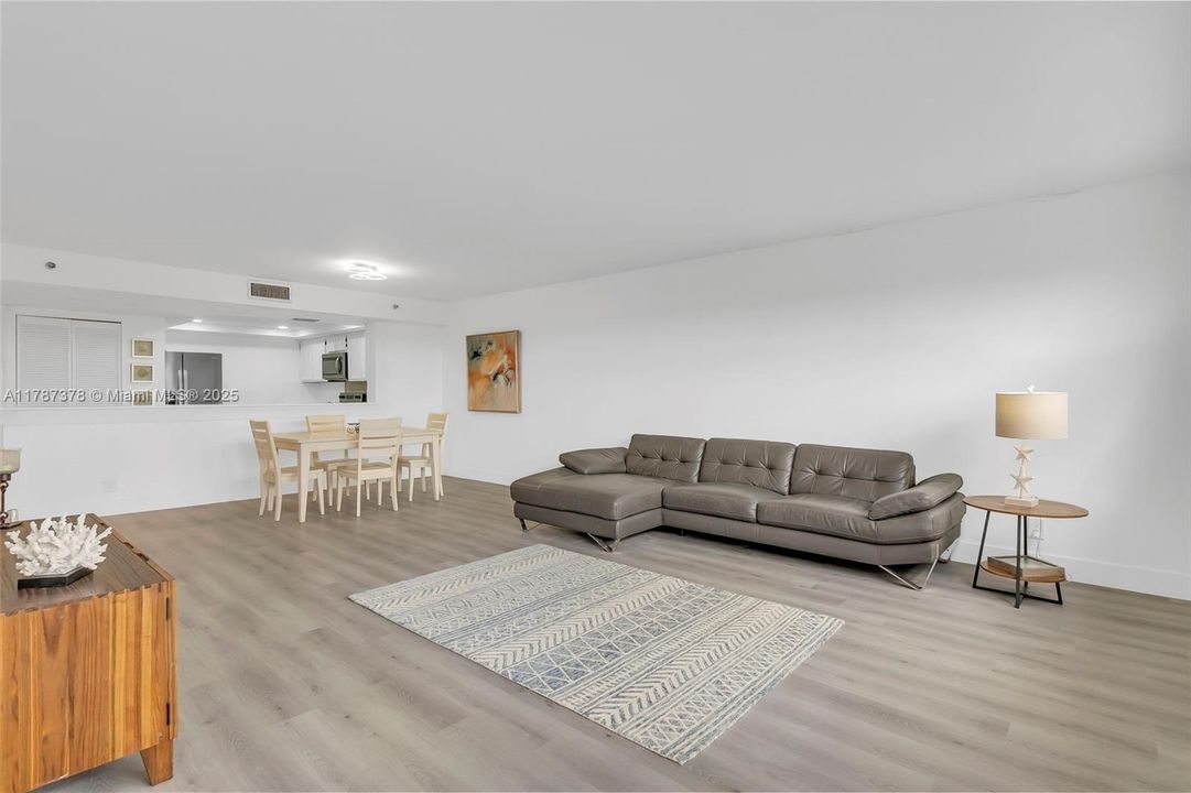 For Sale: $314,900 (1 beds, 1 baths, 1005 Square Feet)