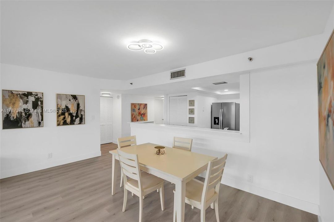 For Sale: $314,900 (1 beds, 1 baths, 1005 Square Feet)
