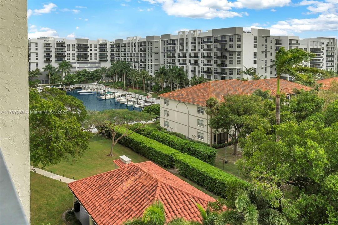 For Sale: $314,900 (1 beds, 1 baths, 1005 Square Feet)
