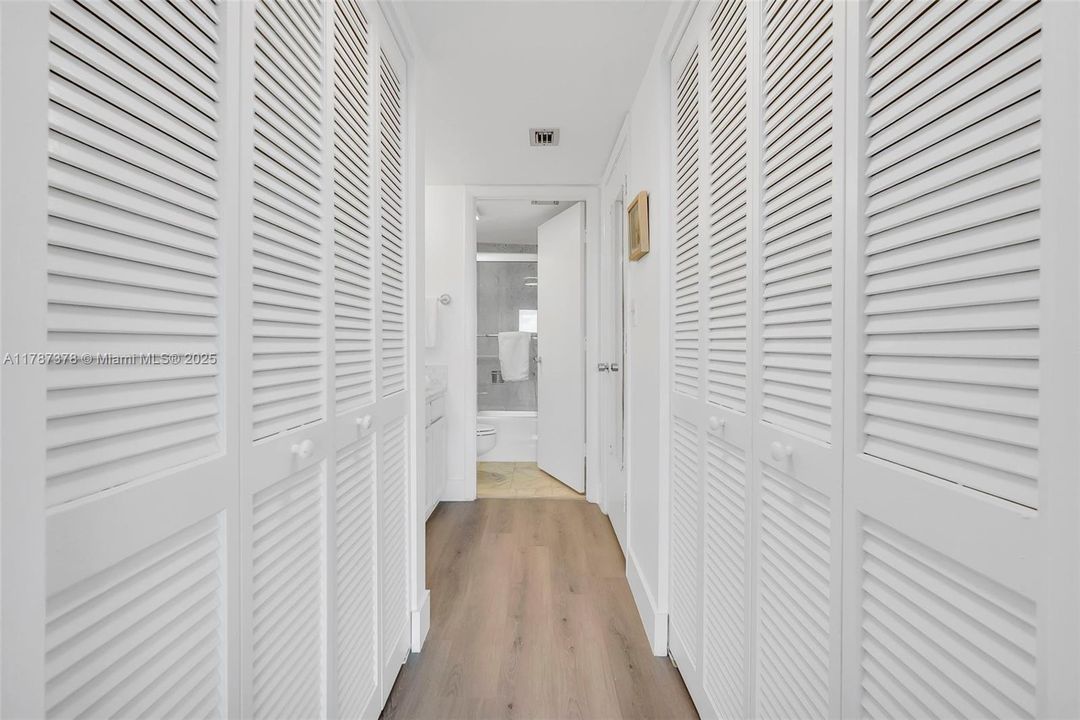 For Sale: $314,900 (1 beds, 1 baths, 1005 Square Feet)