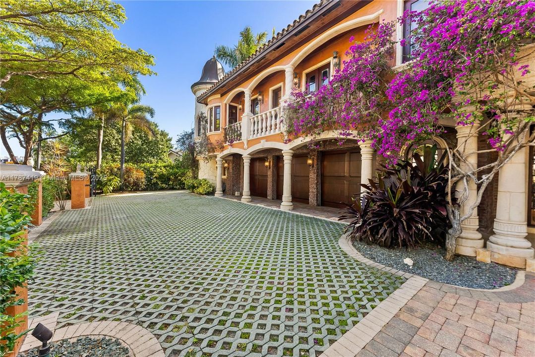 For Sale: $7,000,000 (5 beds, 5 baths, 5845 Square Feet)