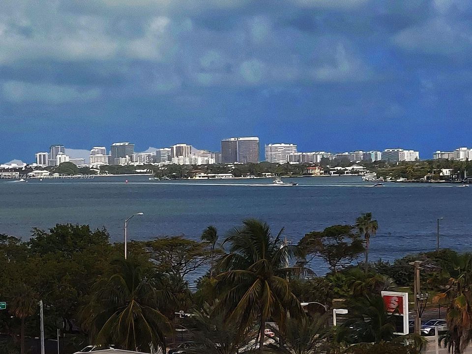 Recently Sold: $225,500 (1 beds, 1 baths, 817 Square Feet)