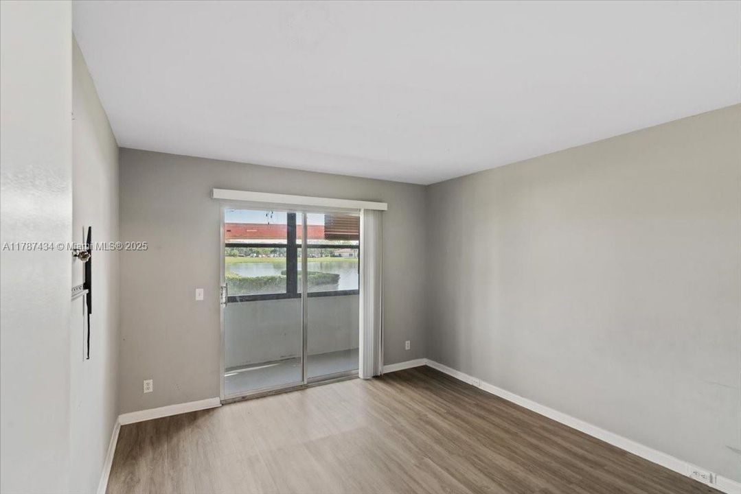 最近售出: $225,000 (2 贝兹, 2 浴室, 933 平方英尺)