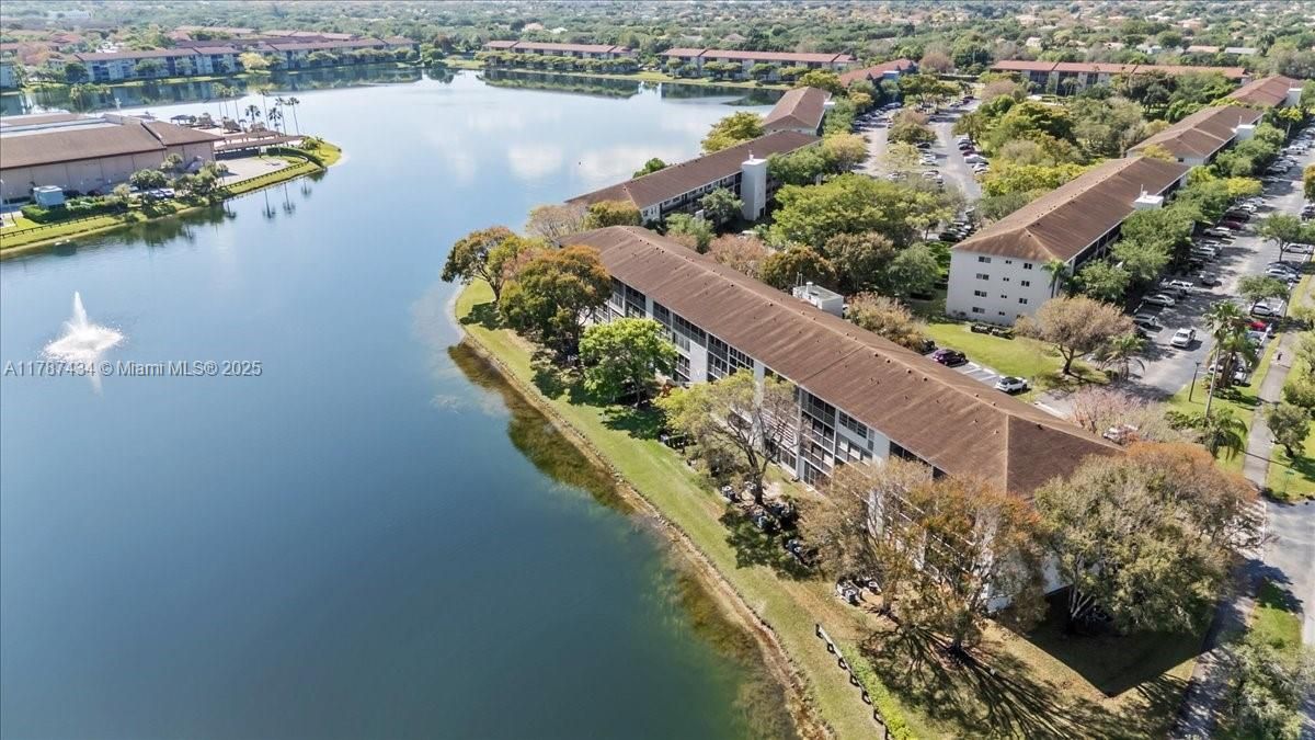 最近售出: $225,000 (2 贝兹, 2 浴室, 933 平方英尺)