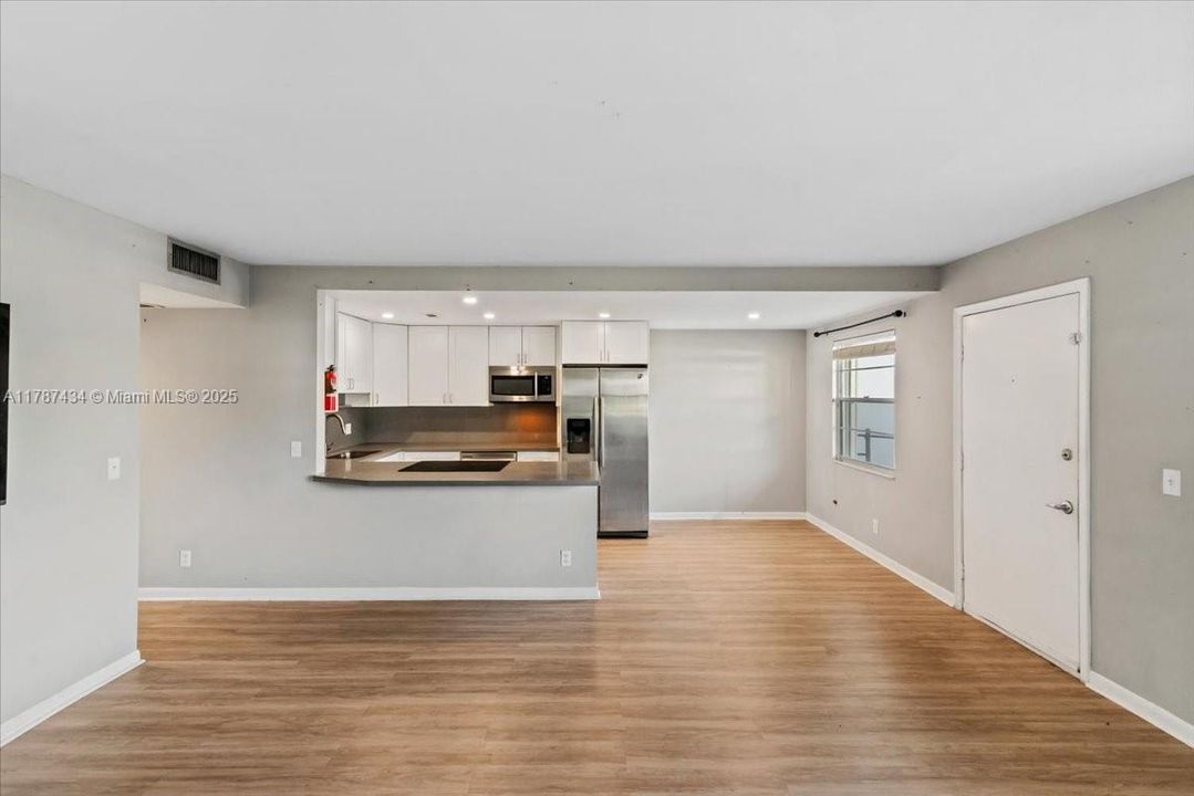 最近售出: $225,000 (2 贝兹, 2 浴室, 933 平方英尺)