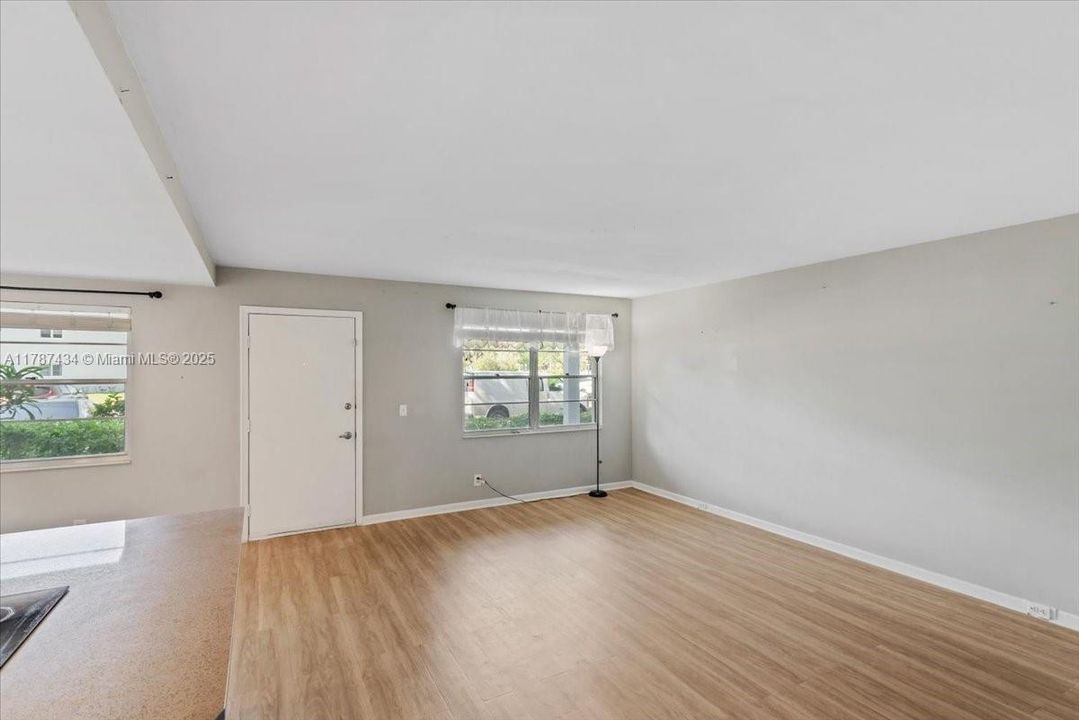 最近售出: $225,000 (2 贝兹, 2 浴室, 933 平方英尺)