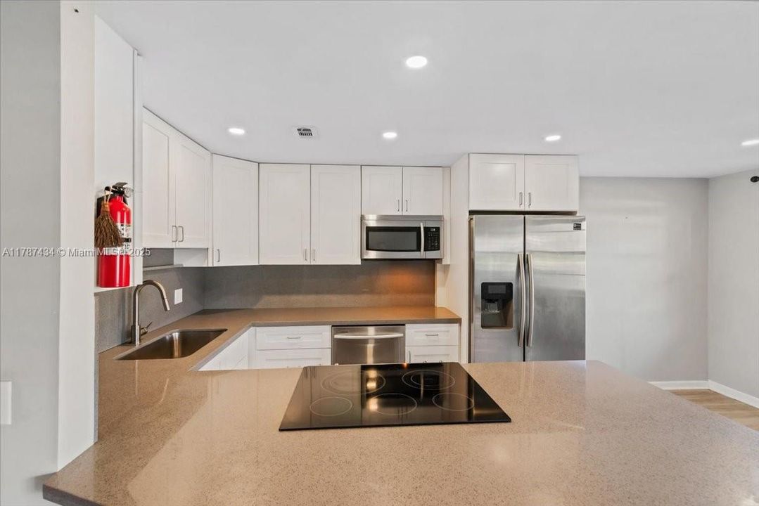 最近售出: $225,000 (2 贝兹, 2 浴室, 933 平方英尺)