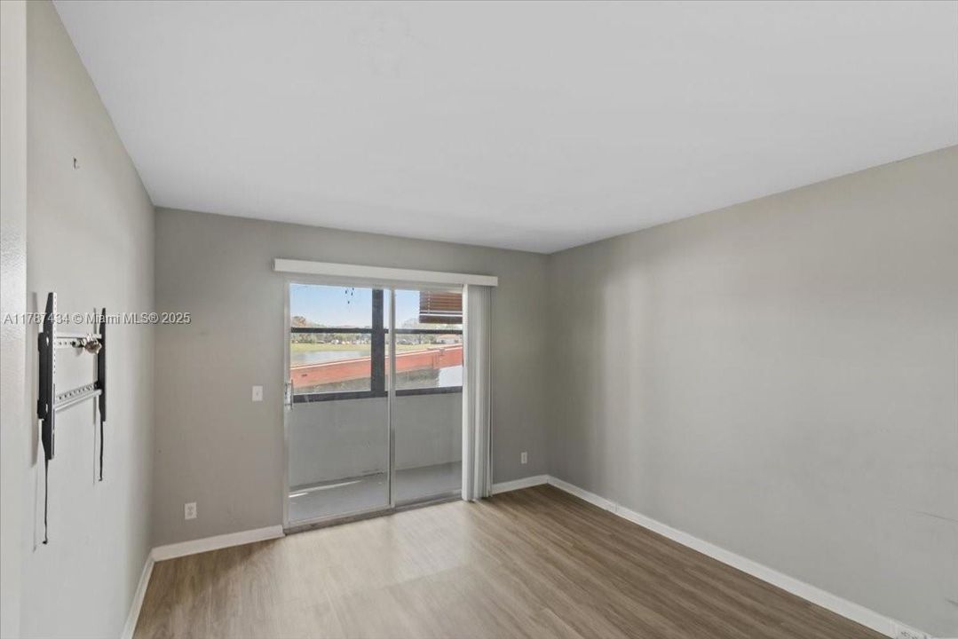 最近售出: $225,000 (2 贝兹, 2 浴室, 933 平方英尺)