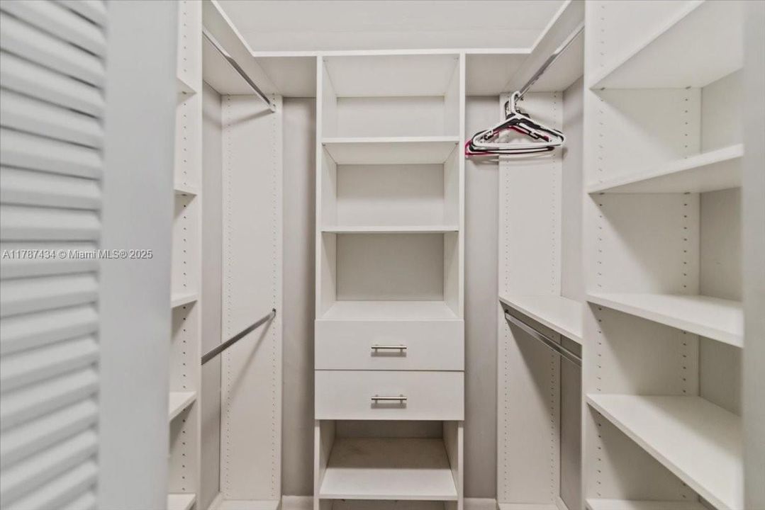 最近售出: $225,000 (2 贝兹, 2 浴室, 933 平方英尺)