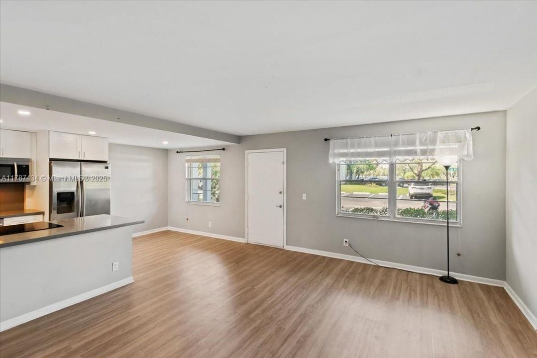 最近售出: $225,000 (2 贝兹, 2 浴室, 933 平方英尺)