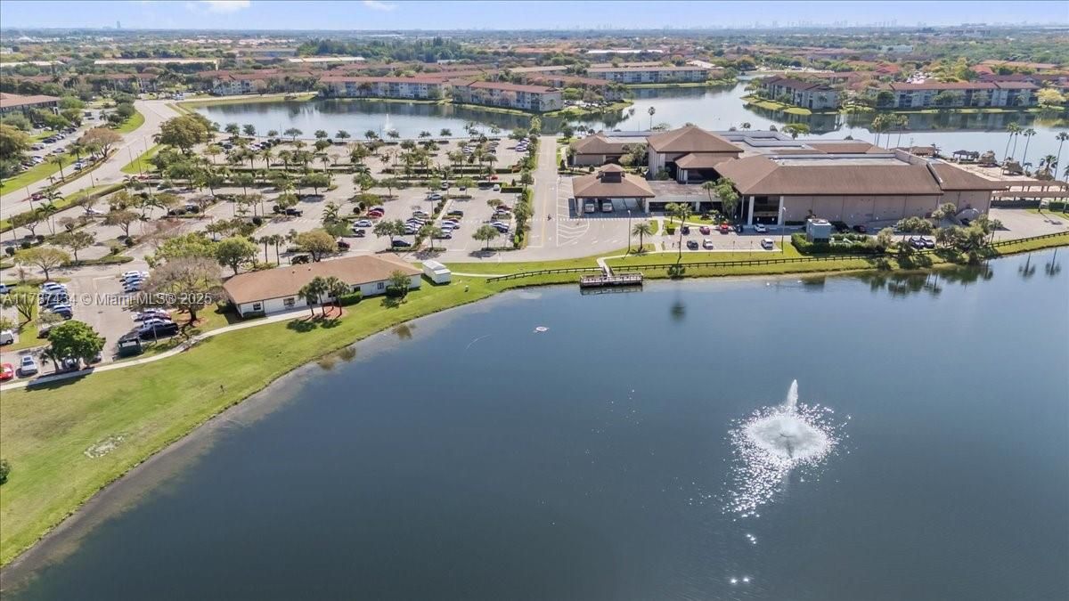 最近售出: $225,000 (2 贝兹, 2 浴室, 933 平方英尺)