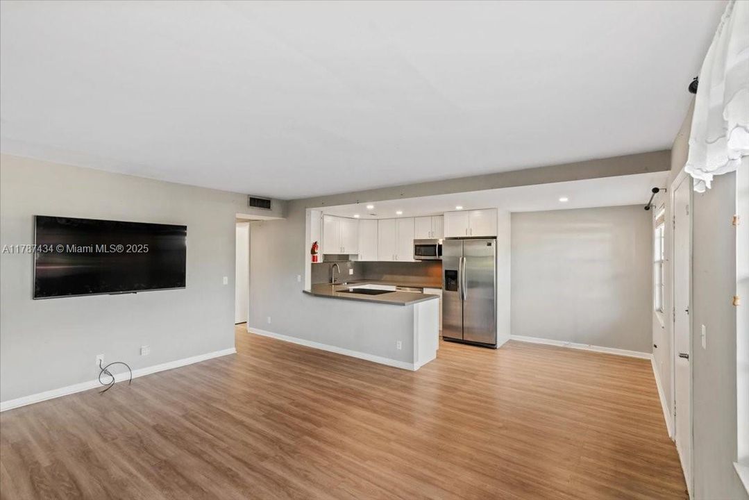 最近售出: $225,000 (2 贝兹, 2 浴室, 933 平方英尺)