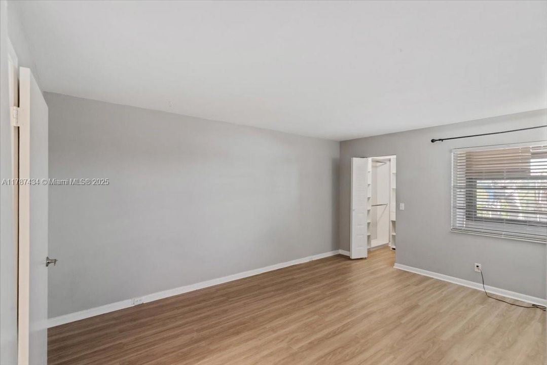 最近售出: $225,000 (2 贝兹, 2 浴室, 933 平方英尺)