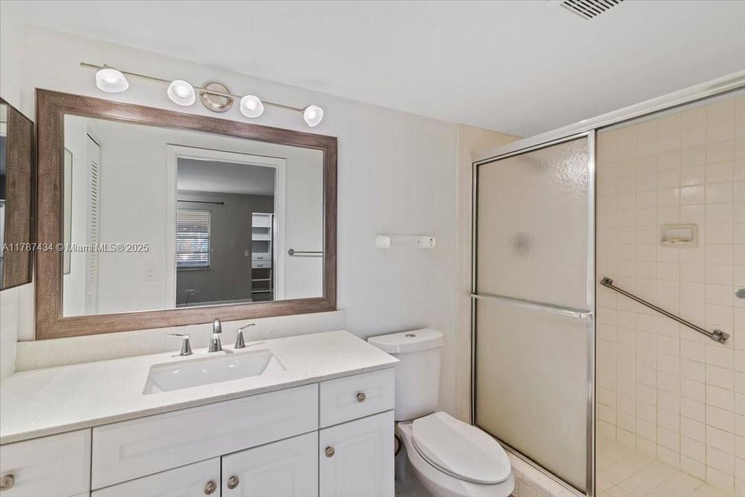 最近售出: $225,000 (2 贝兹, 2 浴室, 933 平方英尺)