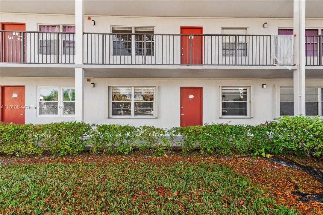 最近售出: $225,000 (2 贝兹, 2 浴室, 933 平方英尺)