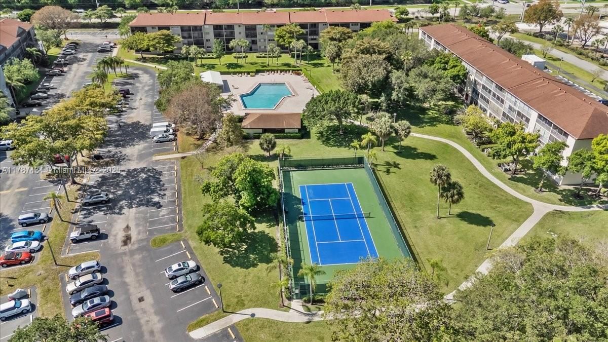 最近售出: $225,000 (2 贝兹, 2 浴室, 933 平方英尺)