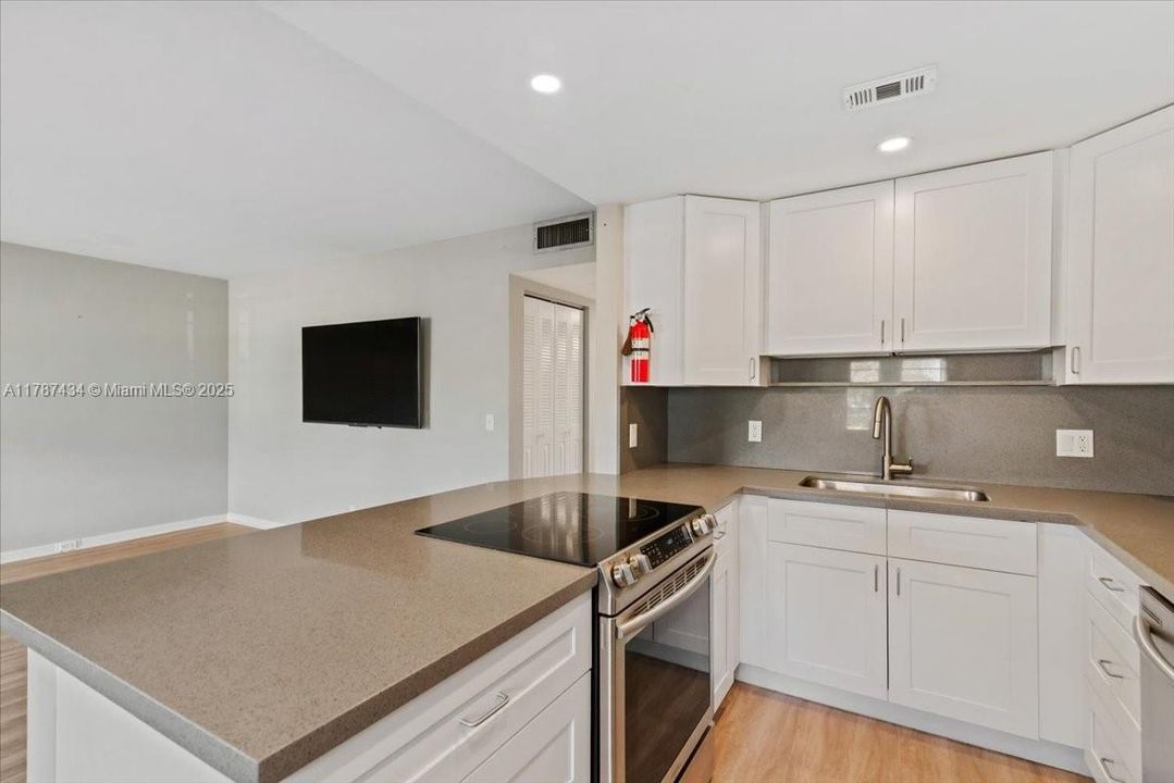 最近售出: $225,000 (2 贝兹, 2 浴室, 933 平方英尺)